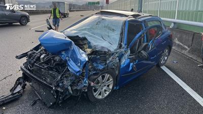 國1汐五高架追撞車禍!撞爛車殼散落滿地占外線 一度回堵