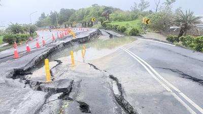 墾丁台26線坍塌「馬路大片凹陷」剩單線通行 重機具進駐急搶修