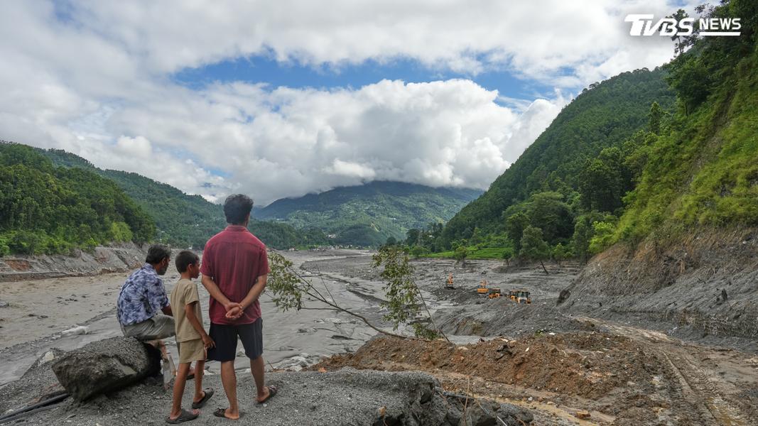 強烈洪流徹底改寫了當地地貌,山體大面積滑坡,連水力發電廠的隧道入口都遭掩埋。(圖/達志影像美聯社)