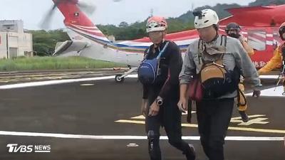 南投勇消救人殉職…2泛舟客「困沙洲4天」直升機吊掛救出