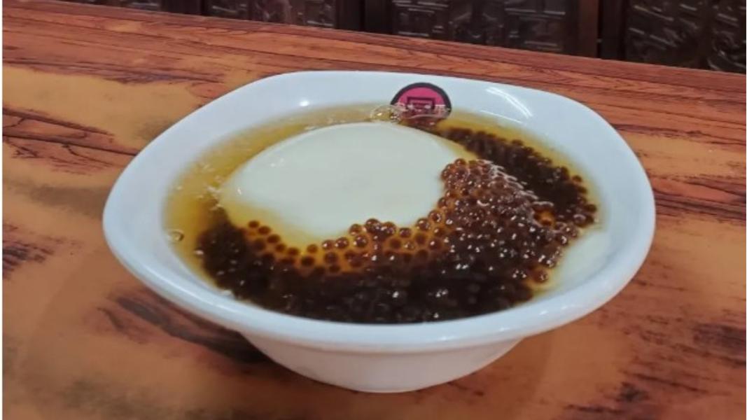 豆花看似樸實簡單卻十分耐吃。(圖/翻攝自同記安平豆花臉書)