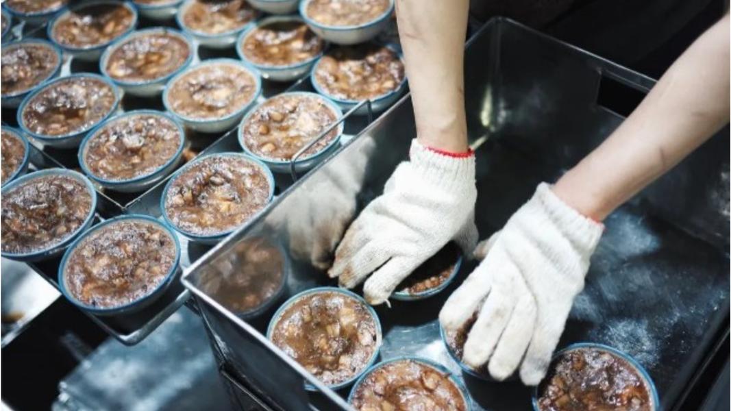 台南以深褐色的黑碗粿為最大特色。(圖/富盛號碗粿IG)