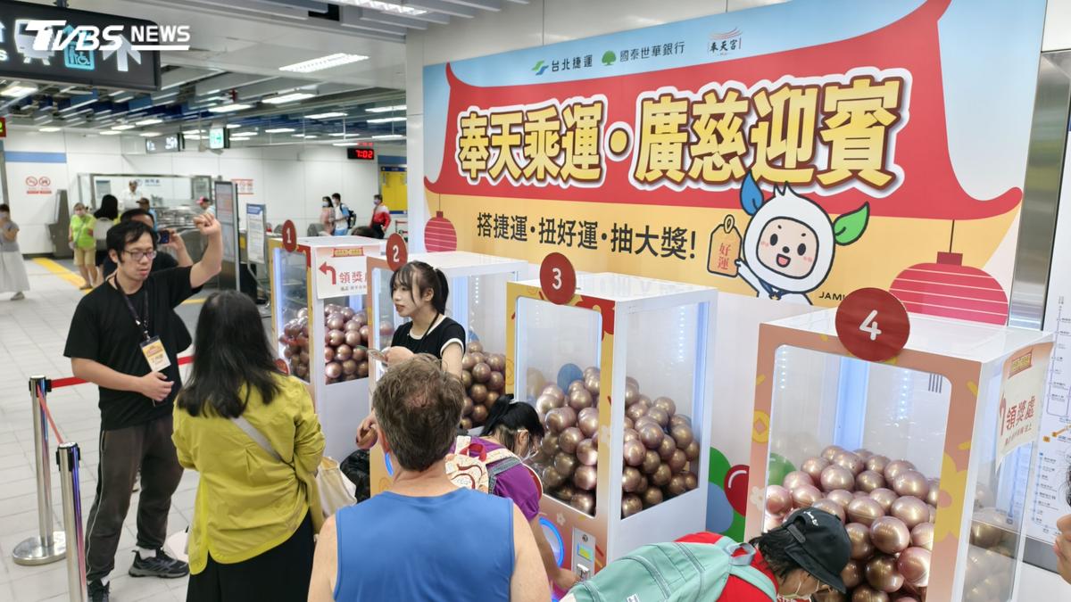 抽機票人潮擠爆!廣慈奉天宮站扭蛋活動爆意外 婦人濺血送醫