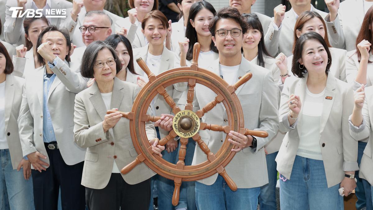 陪沈伯洋登記送船舵 蔡英文親曝含義:靠大家一起成為「洋流」