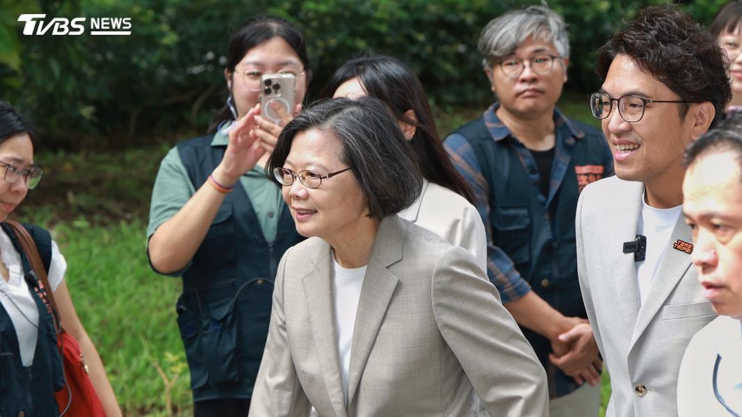 蔡英文2日陪同沈伯洋登記參選。(圖/潘建樺攝)