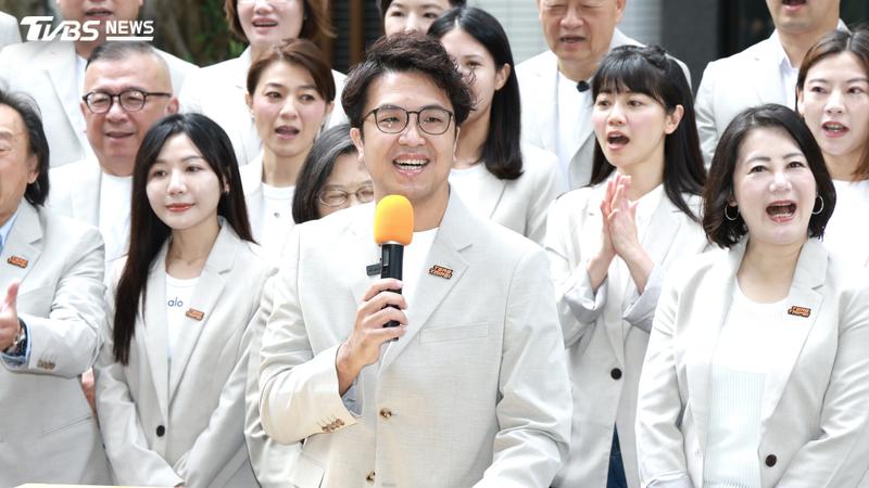 前立委郭正亮認為,民進黨台北市長參選人沈伯洋(中)已被黨團放棄。(圖/TVBS)