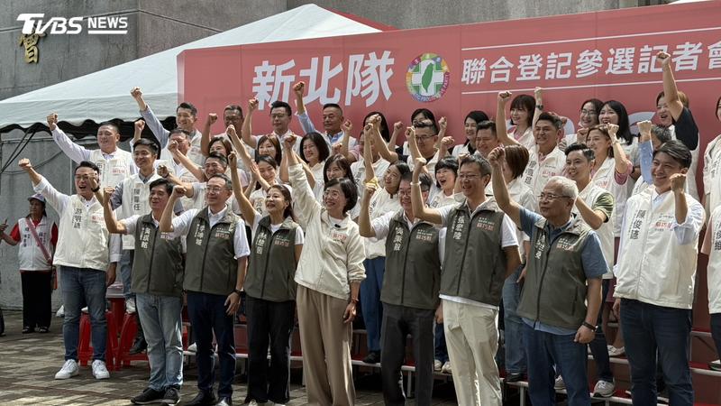 民進黨新北市長蘇巧慧率領議員參選人登記參選。(圖/陳正敬攝)