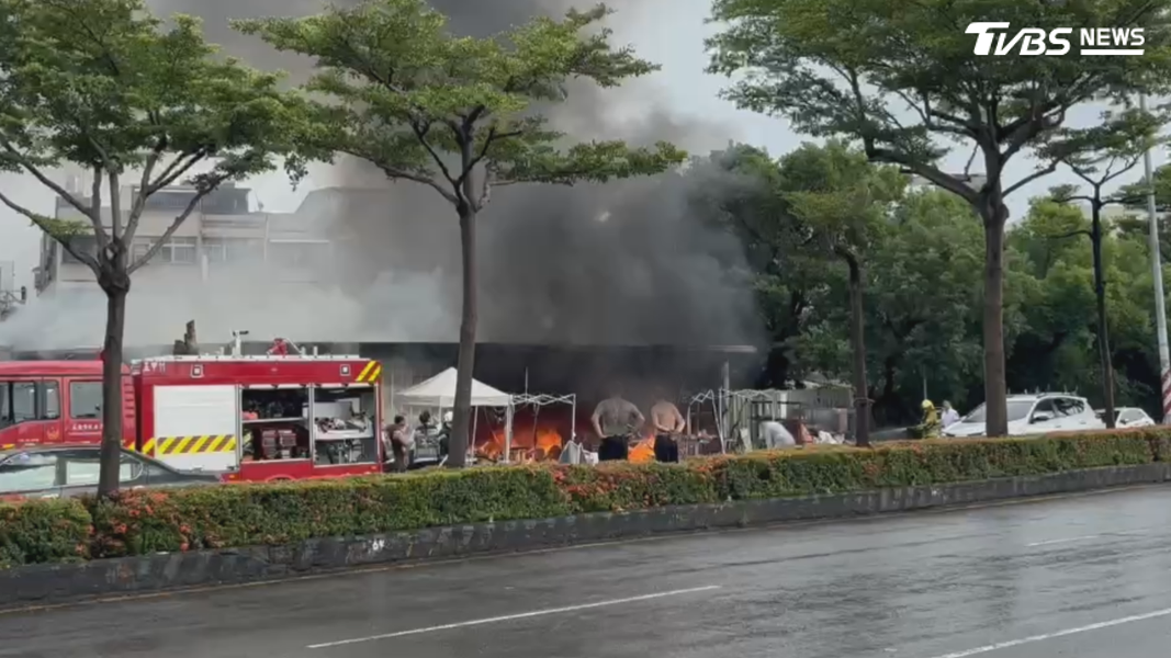 微型電動二輪車鋰電池起火,當下發生的時候屋主跑來借滅火器來滅火,整個都是黑煙,後來就整間都燒起來了(圖/TVBS)
