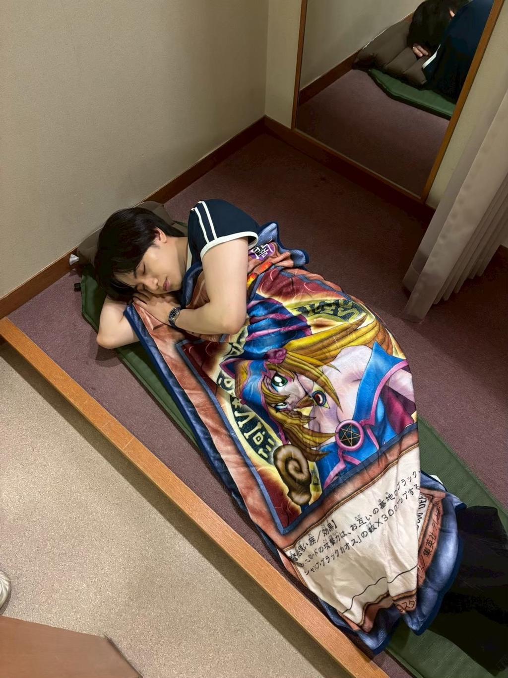 中島健人在廣播上大聊《遊戲王》，在後台更披著週邊毛毯休息。（圖／翻攝自中島健人IG）