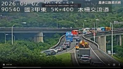 快訊/國3木柵交流道疑客運追撞「整條塞住」 成大型停車場