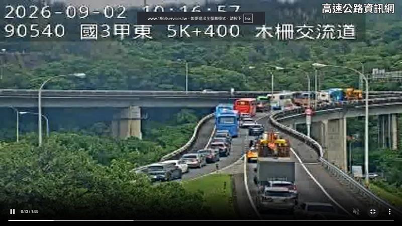 快訊/國3木柵交流道疑客運追撞「整條塞住」 成大型停車場