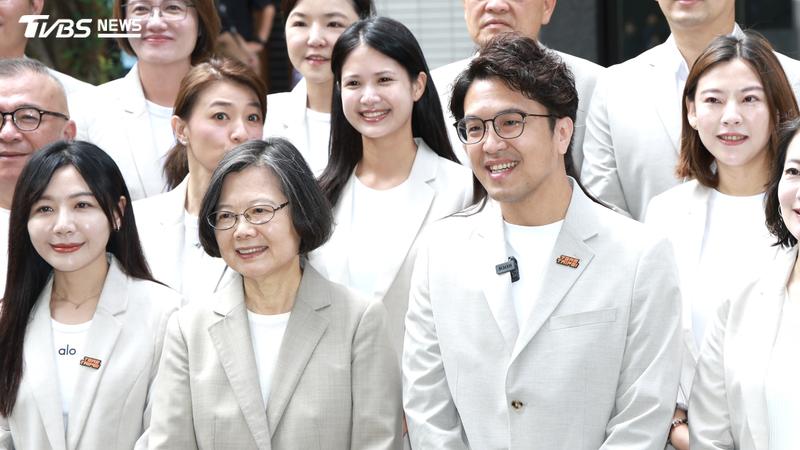 陪沈伯洋登記爆插曲!蔡英文轉頭突問:你的主委究竟是誰
