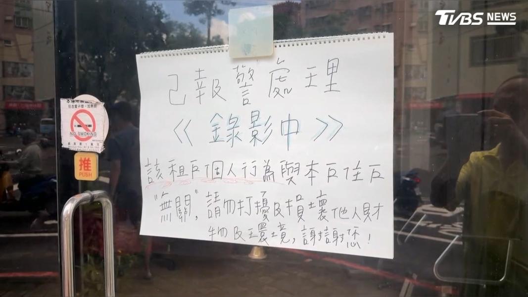 百元快剪店日前推出外泌體頭皮課程,一名消費者一次性儲值4萬5千元購買16堂課程,僅做了2次療程,聯繫不上業者,玻璃門上貼出房東公告(圖/TVBS)