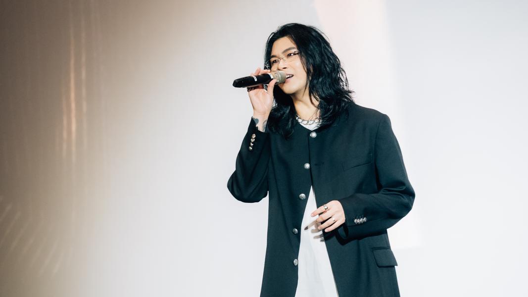麋先生聖皓現場「考」歌迷接唱〈鹹酸苦汫〉。(圖/相信音樂提供)