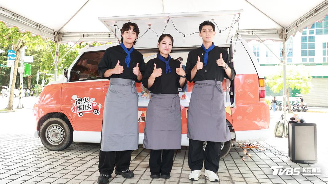 鄭智善主廚(中)和李玉璽(右)及值班經理范少勳現身「餐車快閃活動」。(圖/網黃城碩攝)