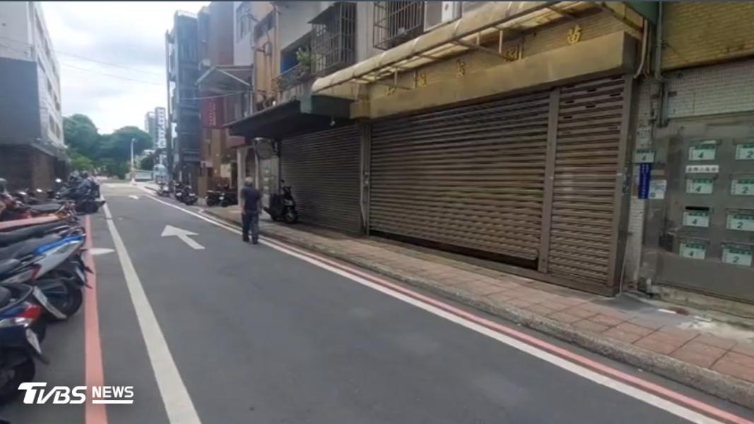 接獲情資,便衣警埋伏在桃園市中正路巷弄,等待嫌犯露面。(圖/TVBS)