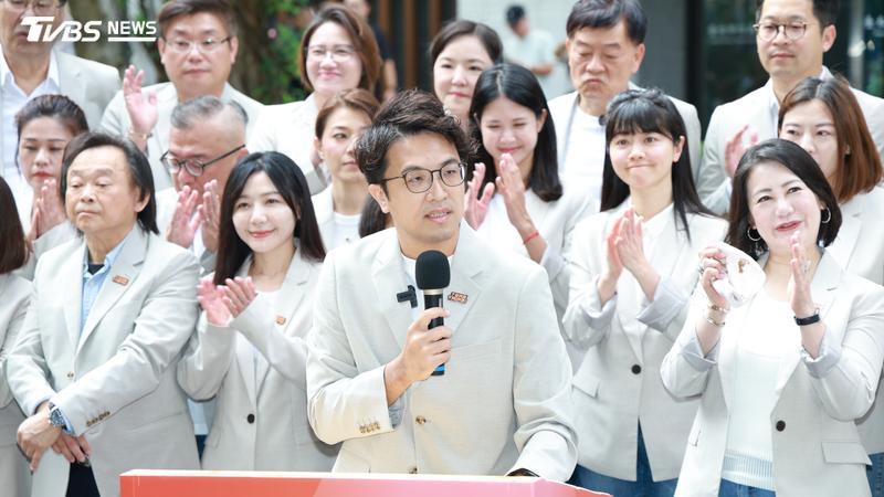 民進黨台北市長參選人沈伯洋2日表示,台北市長蔣萬安的兒子很優秀,但大家討論較多的是利益迴避。(圖/潘建樺攝)