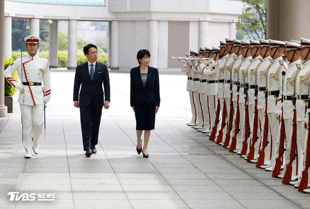 高市總理檢閱儀仗隊(圖/達志影像美聯社)