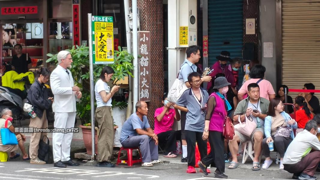 白鬍子爺爺現身彰化蛋黃酥名店!頂烈日排隊4小時。(圖/Threads cheng_cw725)