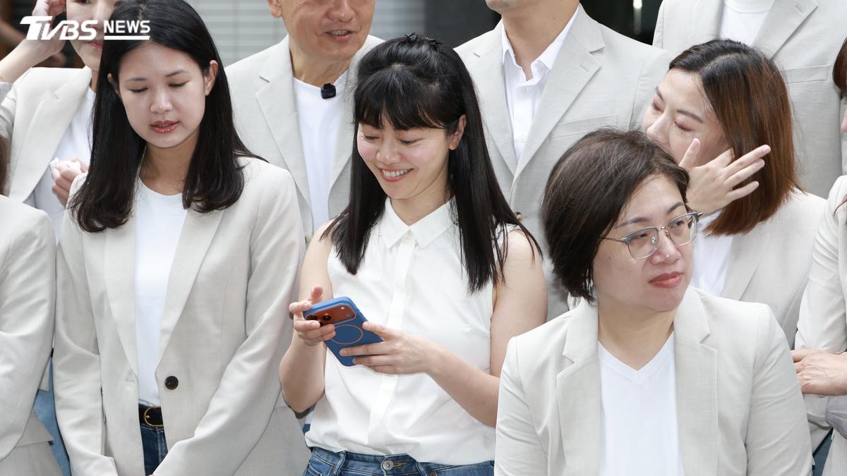 高嘉瑜合體忘帶外套 他譏「身體很誠實」:不愧是你