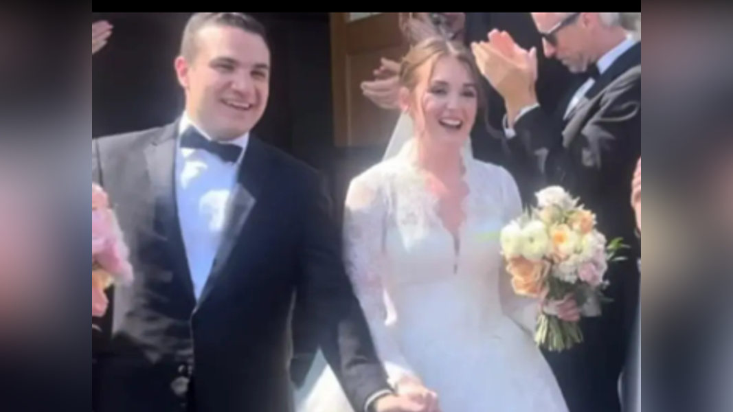 遇害前短短四天,她才在社群平台上分享了一張與丈夫慶祝結婚兩週年的照片。(圖/翻攝自FB@Erin Piacenti)