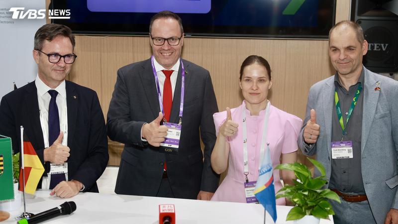 (左起) Saxony Trade & Invest總經理 Thomas Horn、薩克森邦經濟勞動能源暨氣候行動部部長Dirk Panter、德國經濟辦事處處長蘭依樺博士與Silicon Saxony總經理Frank Bösenberg,共同出席SEMICON Taiwan德國館開幕式。(圖/華子琛攝)