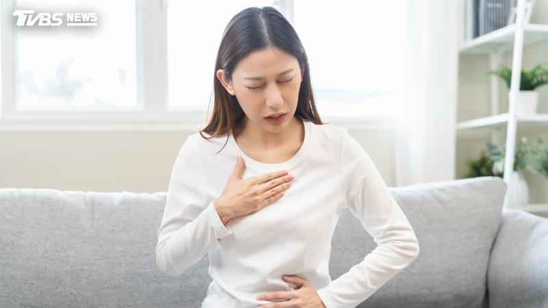 不少胃食道逆流患者一直感受到「胃酸一直衝上來」,但照胃鏡卻沒問題。(示意圖/Shutterstock達志影像)