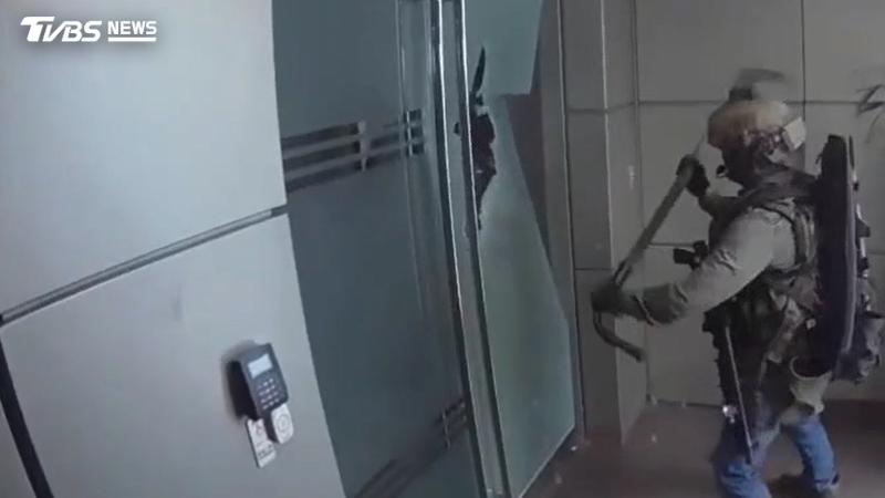 警方前往詐團據點攻堅。(圖/TVBS)
