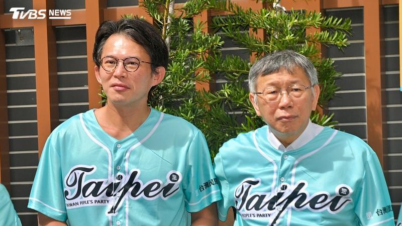 民眾黨主席黃國昌(左)感嘆,永遠無法理解不守信用的人在想什麼。(圖/胡瑞麒攝)