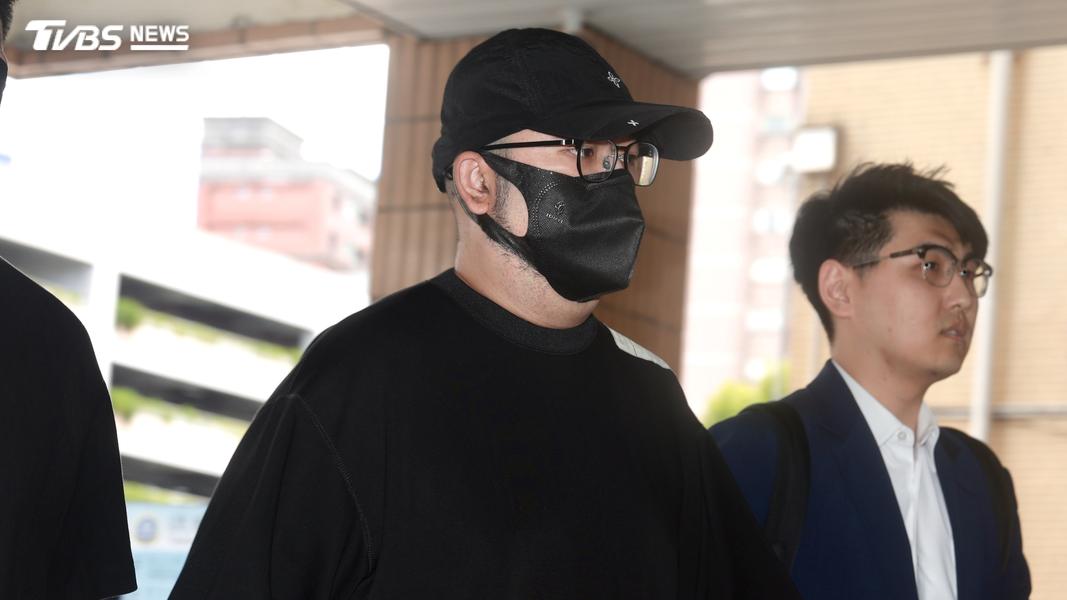 閃兵案新北地院再度開庭傳喚藝人阿達。(圖/華子琛攝)