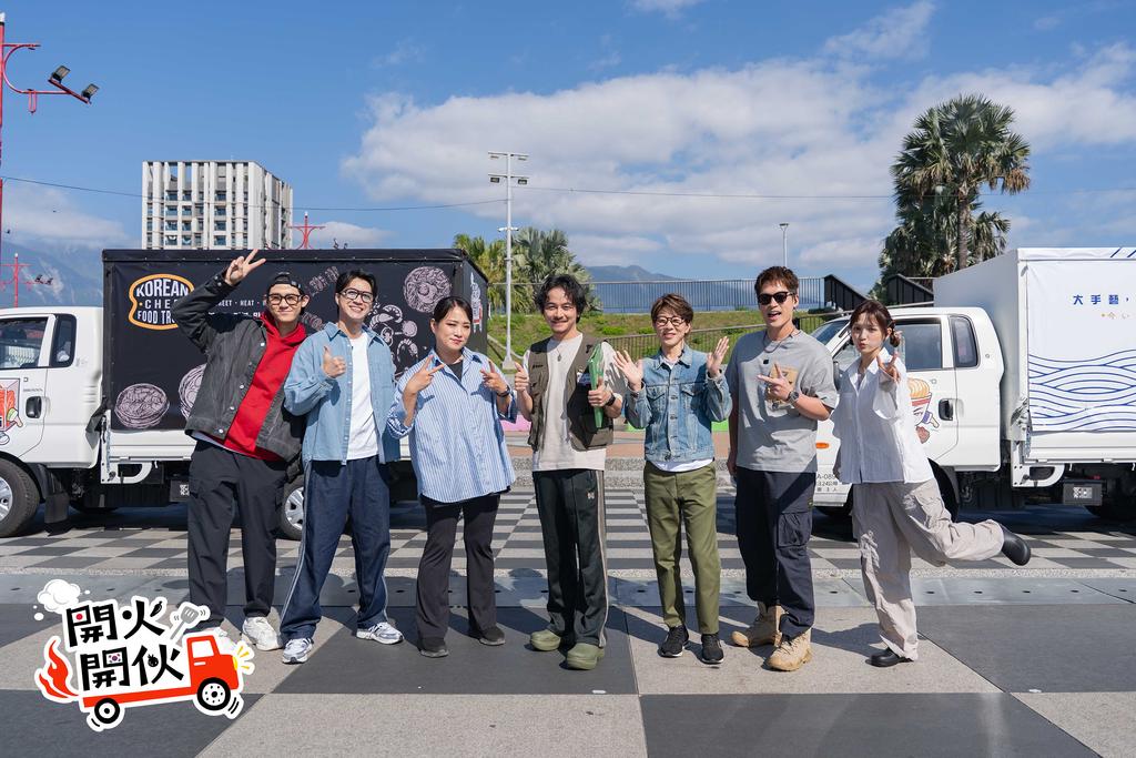 李玉璽（左起）、江宏傑、鄭智善、楊銘威、川越達也、許孟哲及Dora謝雨芝 在花蓮東大門夜市對決。（圖／TVBS）