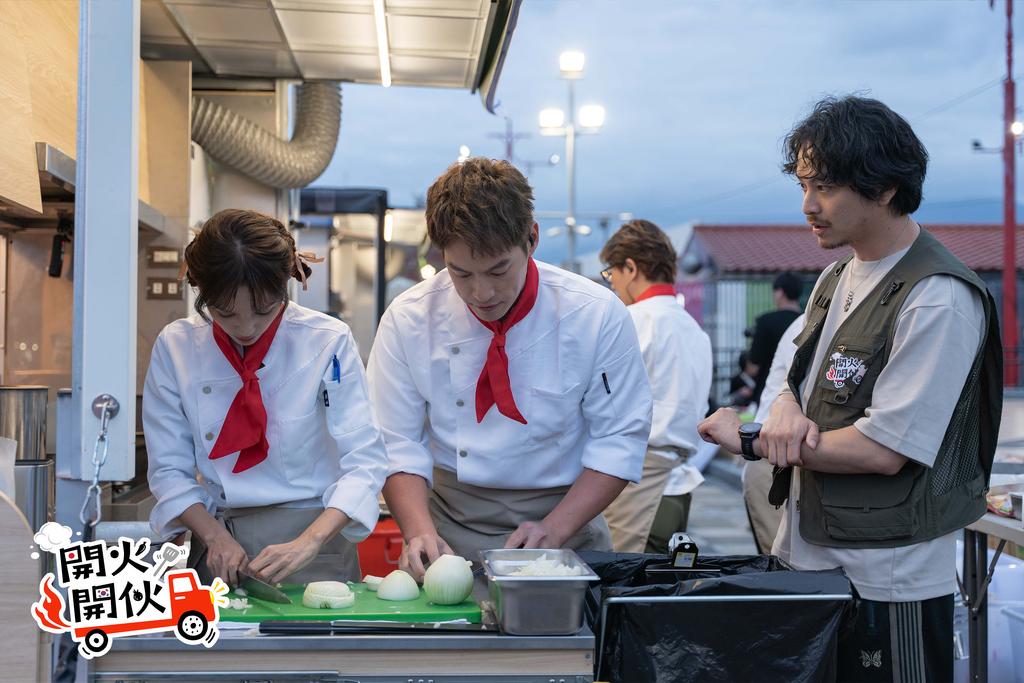 楊銘威（右）一關心日本隊Dora謝雨芝、許孟哲的進度。（圖／TVBS）