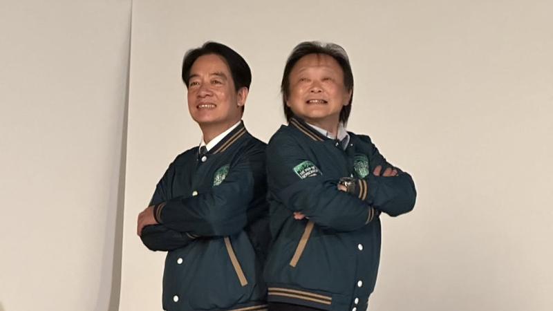 民進黨立委王世堅(右)今天遞交資料給總統賴清德(左)被大讚「有禮貌」。(資料圖/翻攝自王世堅臉書)
