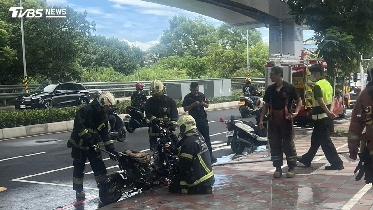 捷運站前火燒車!電動車行駛中竄煙冒火 男移工愛車燒毀還挨罰
