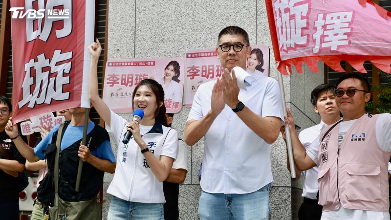 國民黨前副主席連勝文陪同小雞李明璇赴選委會登記參選。(圖/潘建樺攝)