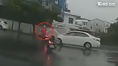 天雨路滑!轎車開「無牌車」闖紅燈撞飛機車 女騎士渾身傷
