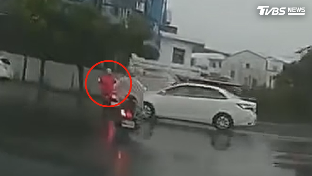 台東轎車闖紅燈撞機車!39歲女骨折 駕駛竟「沒掛車牌」(圖/翻攝臉書@台東大小事(115年))