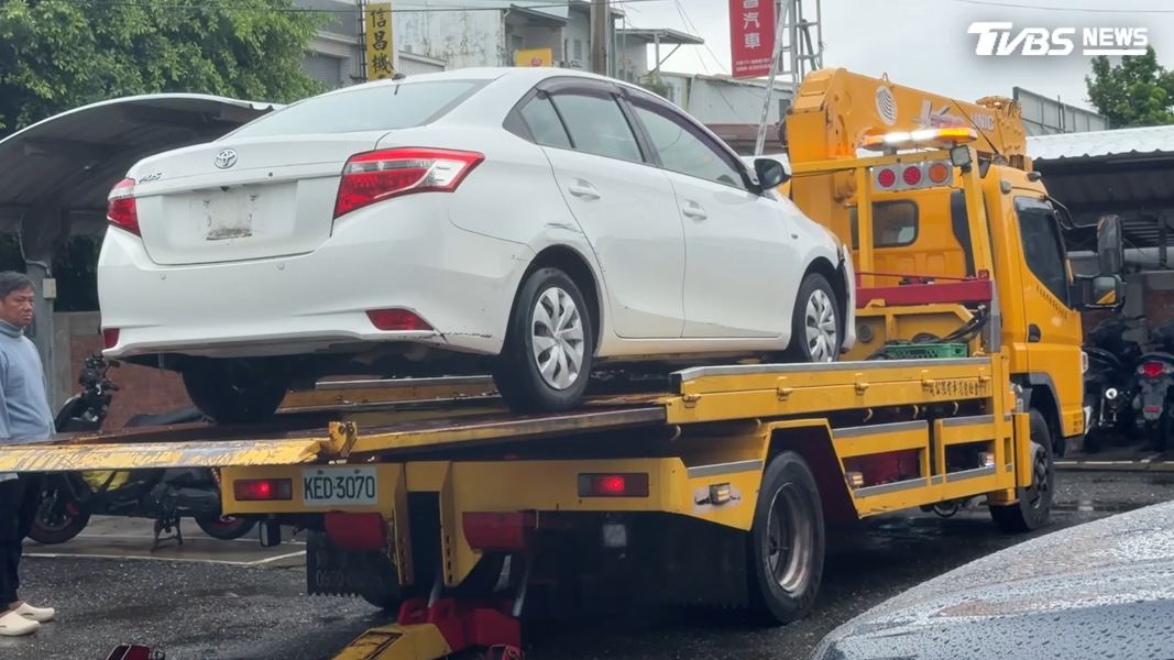 警方進一步調查發現,61歲徐姓男子駕駛的車輛竟未懸掛車牌(圖/TVBS)