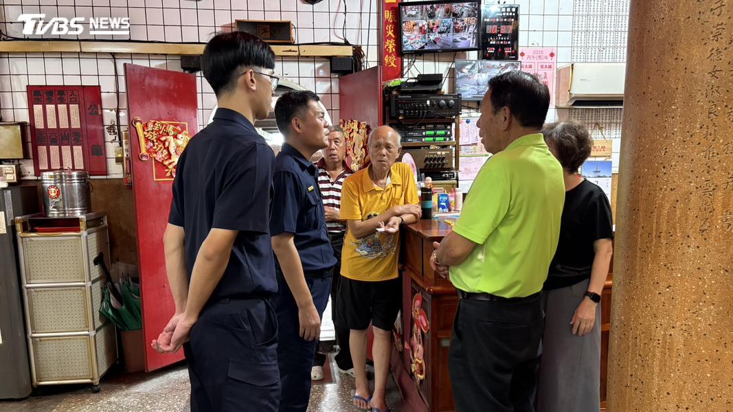 慈惠寺二度遭竊,員山所員警獲報後立刻到場。(圖/TVBS)