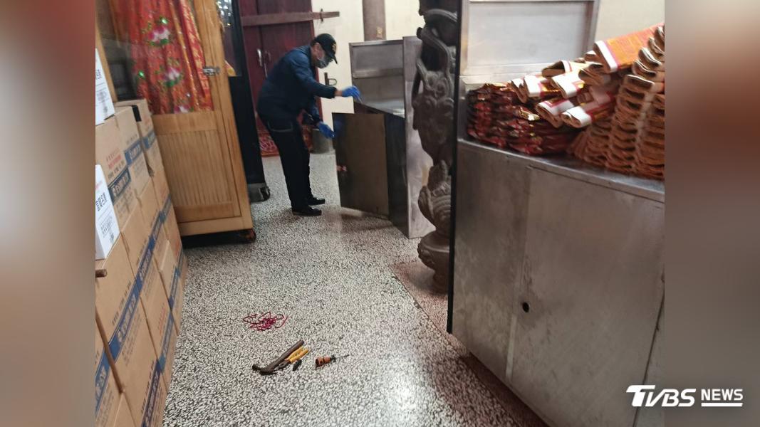 員警獲報後到場蒐證,竊賊作案工具還遺留一旁。(圖/TVBS)