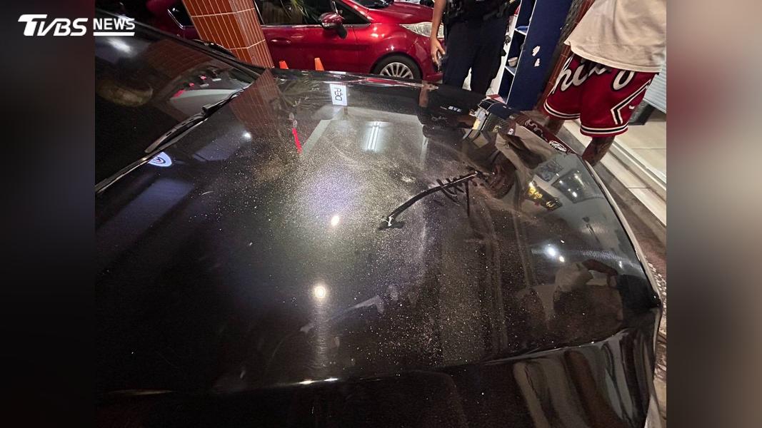 賓士車遭砸後留下刮痕。(圖/TVBS)