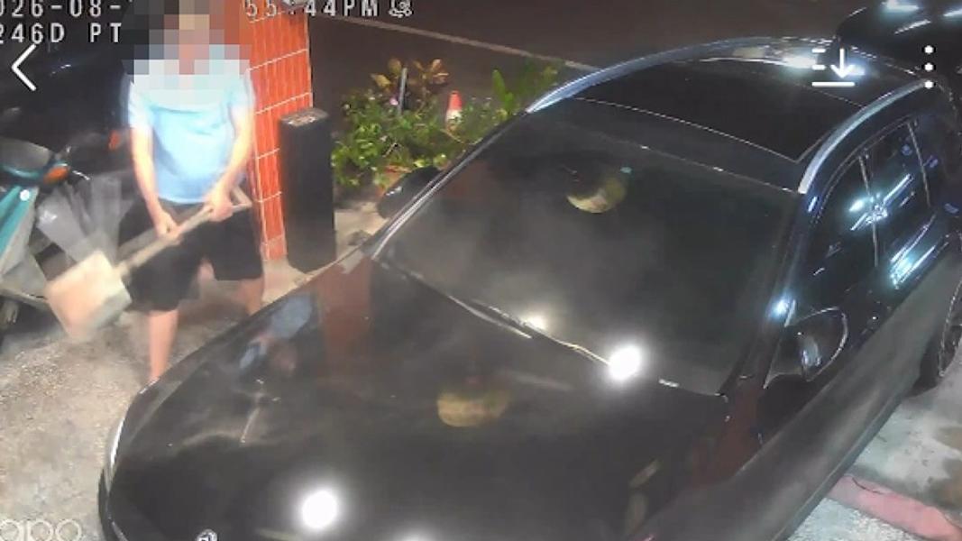 未經確認隨意砸車,讓車主無辜受害。(圖/屋主提供)