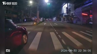 在「左轉專用道直行」險撞大客車!違規搶道還先嗆聲 大客車駕駛氣炸反擊