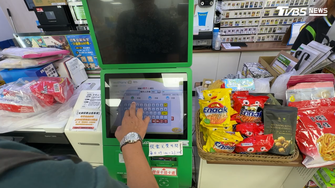 超商機台填入姓名和手機,店員就會協助收件,雖然只能同店寄放和取件,但也讓遊客多了一項便利選擇。(圖/TVBS)