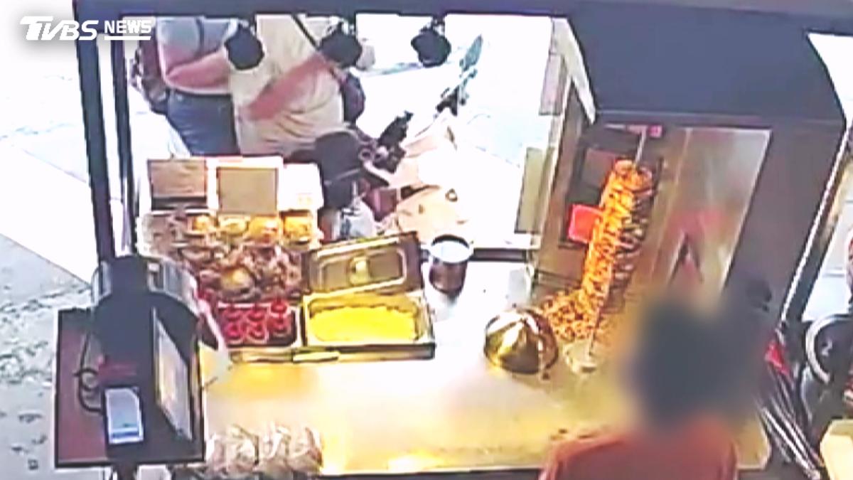 外送員不滿「餐等太久」 騎車撞攤販 大罵店員