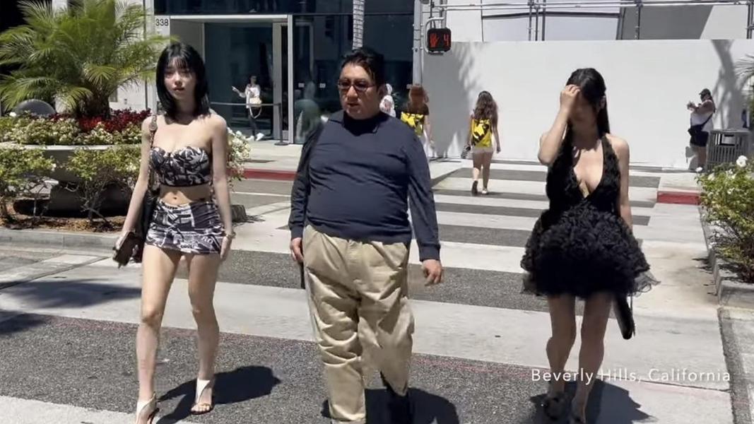 果汁世妍(左)曾被拍到跟HYBE老闆房時爀同遊美國。(圖/翻攝自Theqoo)
