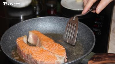 鮭魚控注意!乾煎、燒烤恐破壞營養 專家曝「最佳烹調法」