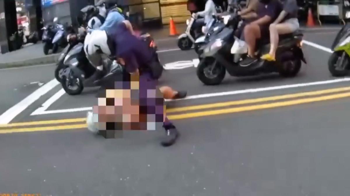 板橋女騎士撕毀罰單還不夠!衝入車流「攔其他違規車」下場曝