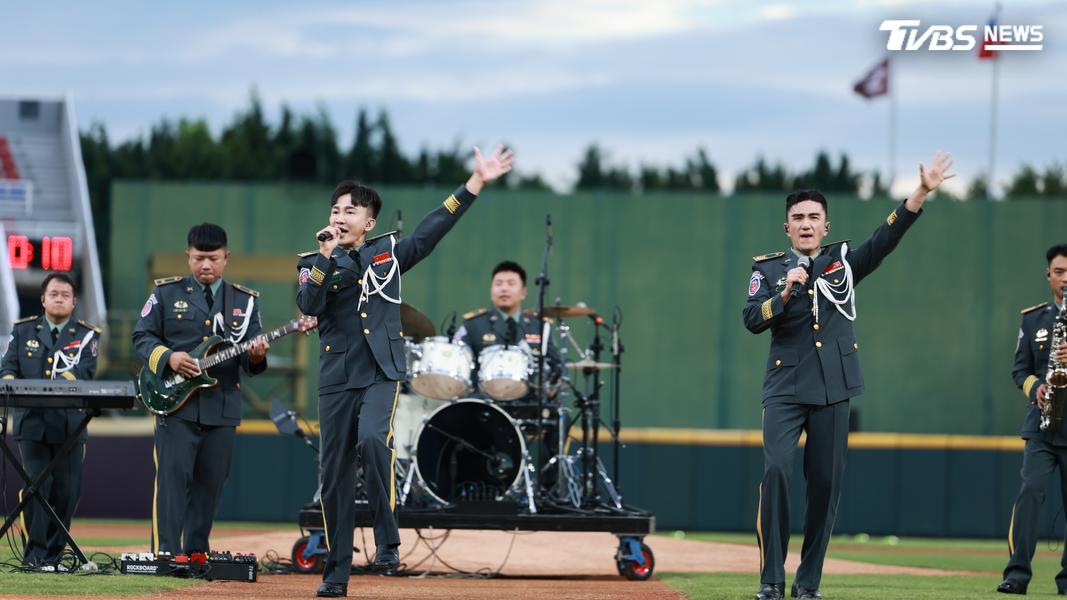 陸軍無限樂團接力演唱《我的未來不是夢等歌曲》等膾炙人口歌曲實施開場表演。(圖/陸軍司令部提供)