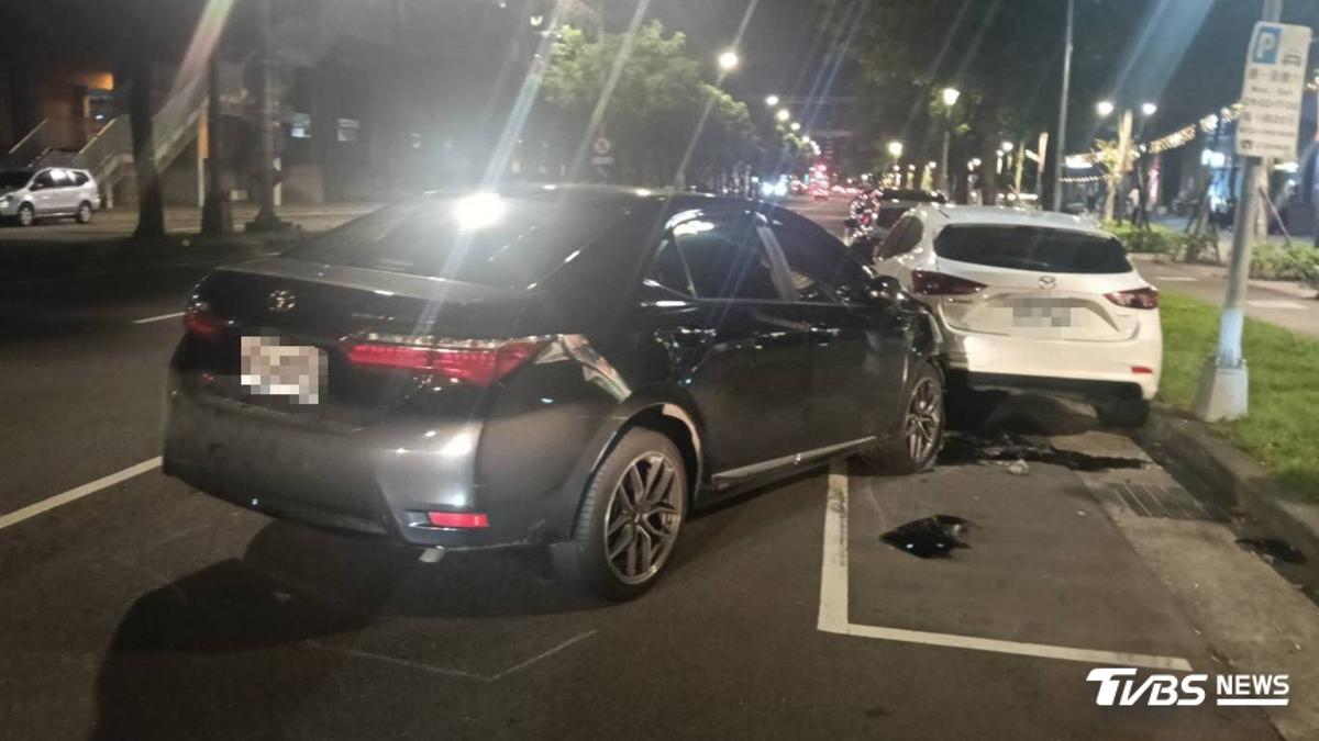 自小客不明原因撞路邊車輛 肇事駕駛棄車逃